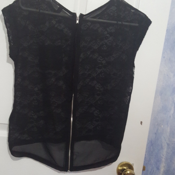 Lace front mesh back high-low shirt - Picture 3 of 4